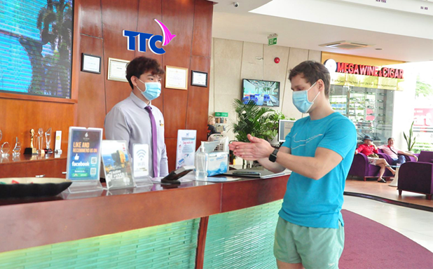 Dung dịch rửa tay sát khuẩn được TTC Hotel – Michelia đặt tại các vị trí thuận lợi để du khách sử dụng.