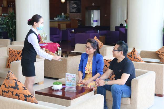 TTC Hotel – Phan Thiết chế biến các loại nước thanh lọc cơ thể phục vụ khách lưu trú.