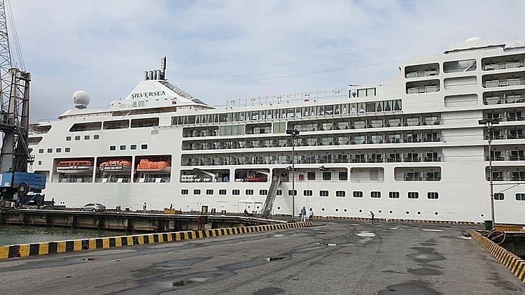 Du thuyền Crystal Symphony cập cảng Chân Mây hôm nay 19/2. Ảnh: M.L