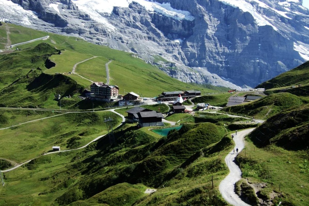 Thuy Si, My trong anh check-in cua 2 nu chinh 'Ha canh noi anh' hinh anh 16 Kleine_Scheidegg.jpg