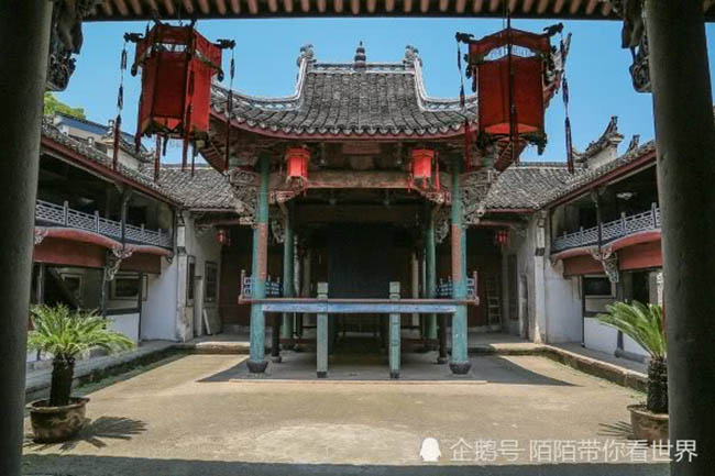 Ngôi làng cổ 800 năm tuổi, nơi người già vẫn giữ lối sinh hoạt hàng trăm năm trước Ngôi làng cổ 800 năm tuổi, nơi người già vẫn giữ lối sinh hoạt hàng trăm năm trước
