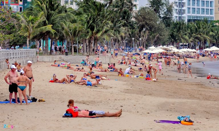 Biển Nha Trang đông khách Tây sau ảnh hưởng của dịch Covid-19 Biển Nha Trang đông khách Tây sau ảnh hưởng của dịch Covid-19