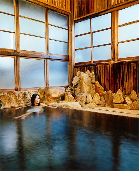 Nữ du khách tắm trong onsen tại một nhà trọ truyền thống ở Yunomine, một trong những thị trấn Onsen lâu đời nhất ơ Nhật Bản. Ảnh: Lonely Planet.