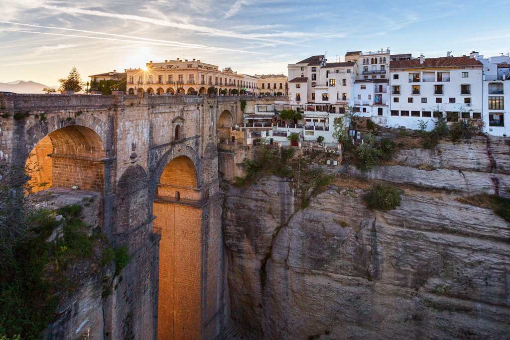 Dan sao ‘Ky sinh trung’ tung du lich o dau? hinh anh 5 puente_nuevo_bridge_in_ronda_687535778_5c1ba44446e0fb00011047f5.jpg