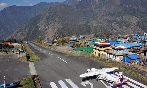 Sân bay nguy hiểm nhất thế giới trên dãy Himalaya