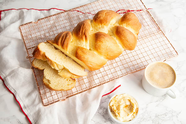 Bánh mì bện Zopf là tên gọi loại bánh mì phổ biến ở các nước Thụy Sĩ, Áo, Đức. Bánh được làm từ bột mì trắng, sữa, trứng, bơ và men, khi nặn thường được bện xoắn vào nhau. Hình dạng bánh mì bện bắt nguồn từ phong tục chôn lọn tóc theo người chồng đã khuất của các góa phụ Thụy Sĩ. Theo truyền thuyết thời cổ đại, nếu một người đàn ông đã có vợ nhưng chết thì nghĩa vụ của vợ là phải theo anh ta xuống mồ, được chôn cất bên cạnh anh ta. Phụ nữ các nước phương Tây đã đấu tranh bỏ hủ tục, với hình thức cách cắt bím tóc dài chôn cùng chồng. Sau nhiều thế kỷ, ổ bánh mì bện hình bím tóc được thay thế. Hiện bánh mì bện Zopf thường được phục vụ cho bữa sáng cuối tuần trong gia đình, dùng kèm bơ và mứt, hoặc pho mát mềm và thịt nguội. Ảnh: Goodfoodstories.