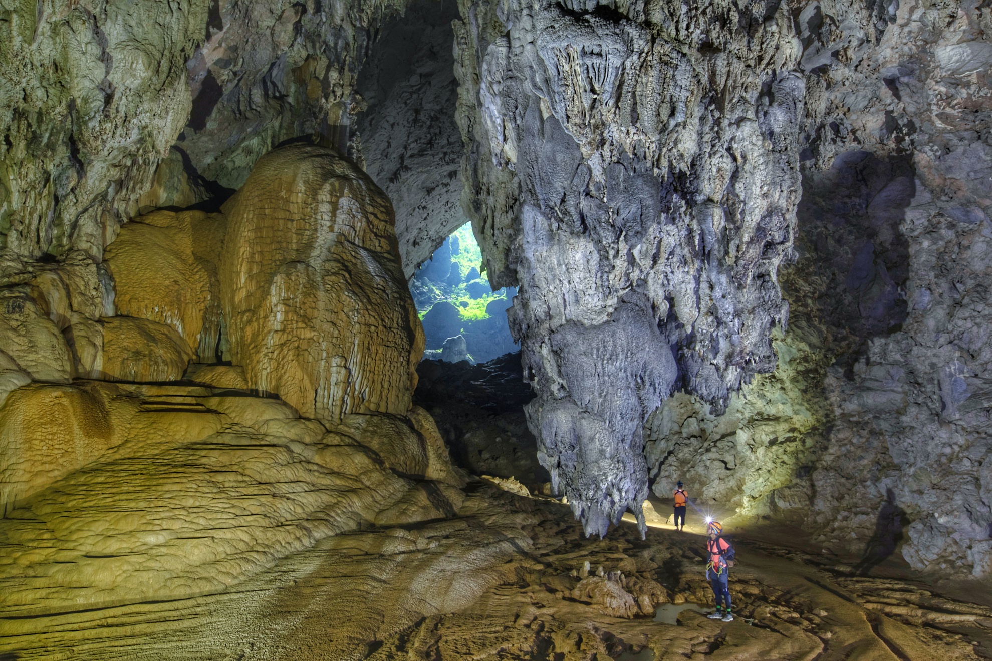 Hanh trinh kham pha Son Doong cua hoa hau H'Hen Nie hinh anh 38 vuot_qua_so_hai_zing_1_.jpg