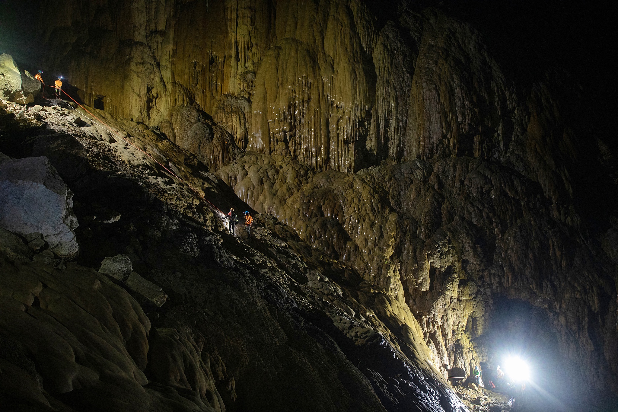 Hanh trinh kham pha Son Doong cua hoa hau H'Hen Nie hinh anh 40 vuot_qua_so_hai_zing_4_.jpg