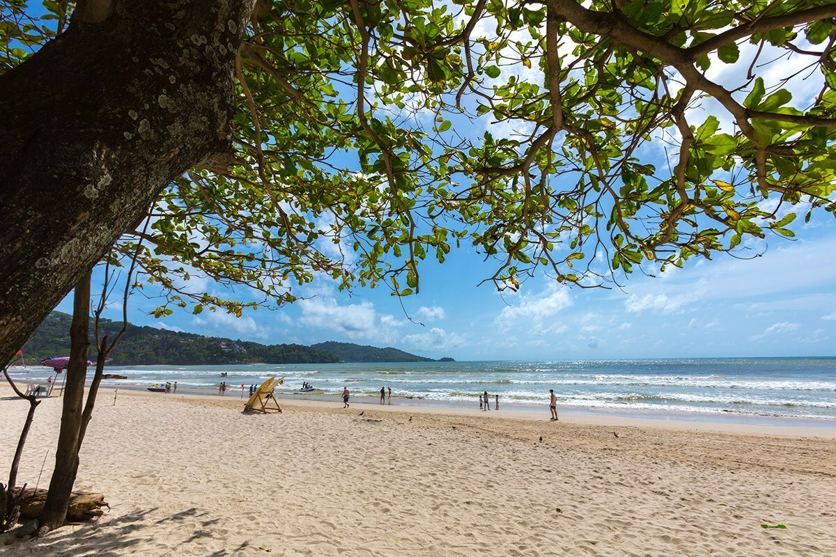 Bãi biển Patong nổi tiếng đông khách ở Phuket đã bị đóng cửa. Hiện tại Thái Lan có hơn 1.500 ca nhiễm. Ảnh: TAT News.