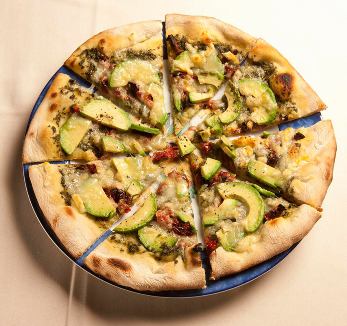 Với nhân là các loại rau, pizza California thường dùng loại rau tốt nhất theo mùa như cải xoăn, củ cải đường, súp lơ, bơ, quả sung... Ảnh: California Avocados/Flickr.