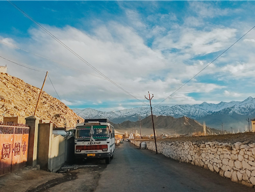 Thung Lũng Nubra, nơi có những tu viện cổ sừng sững trên đỉnh đồi phủ đầy tuyết trắng là điểm dừng chân tiếp theo của chàng trai yêu du lịch. Tô Đi Đâu chia sẻ: Những con đường đầy màu sắc, dòng sông Shyok vắt ngang thung lũng... đã thôi thúc Tô lên đường để chinh phục nơi đây.