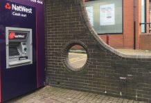 Những địa điểm du lịch “quái dị” nhất nước Anh được đánh giá rất cao trên mạng: Từ một… cái lỗ trên tường đến vòng xoay trồng toàn cỏ? Những địa điểm du lịch quái dị nhất nước Anh được đánh giá rất cao trên mạng: Từ một… cái lỗ trên tường đến vòng xoay trồng toàn cỏ? - Ảnh 1.