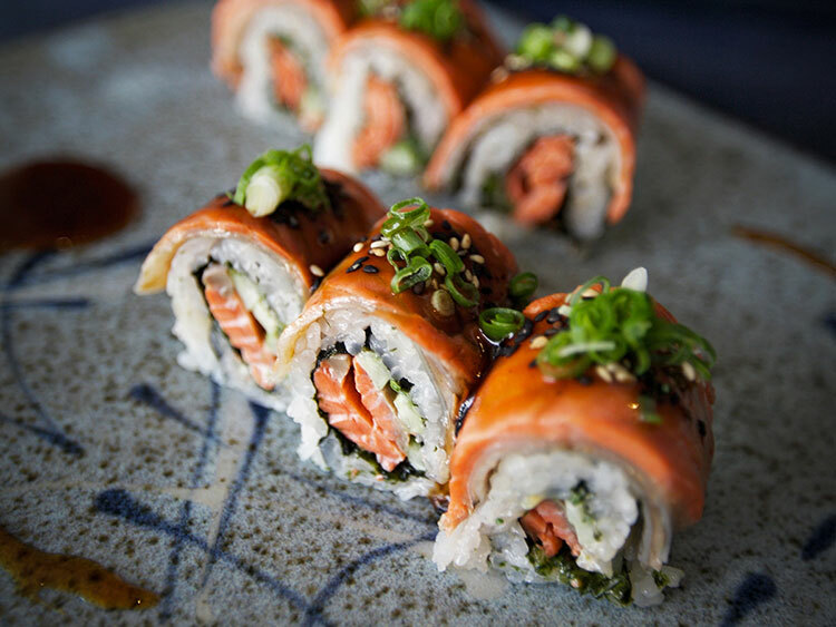 B.C roll là món ăn đặc biệt với lớp da cá hồi nướng sốt ngọt phủ bên trên. Ảnh: Leila Kwok/ Westcoastfood.