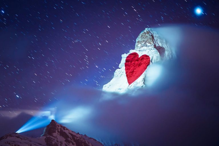 Thông điệp ‘hãy ở nhà’ chiếu sáng trên dãy Alps