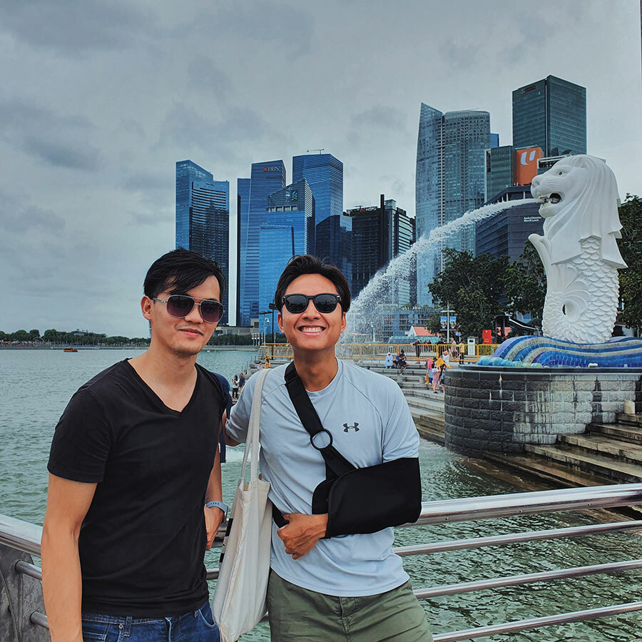 Tú (bên phải) trong những ngày du lịch ở Singapore. Hiện tại, anh không đi ra ngoài nhiều mà chỉ ở trong phòng tại Singapore để tìm hiểu tin tức, tình hinh dịch bệnh. Ảnh: NVCC.