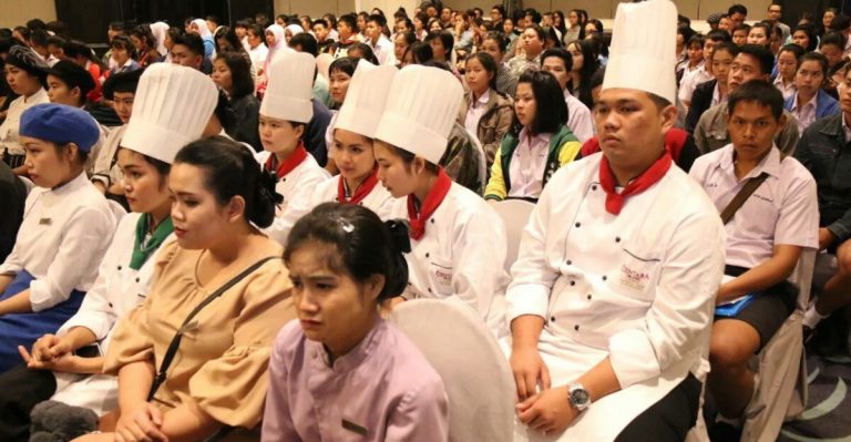 Hàng trăm khách sạn xin viện trợ để trả lương