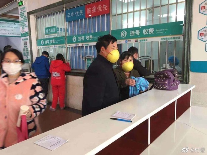 Doi hop nhua, mat na phong doc va cach tranh Covid-19 cua nguoi Anh hinh anh 9 5_chau_a_Mystoxuan3.jpg