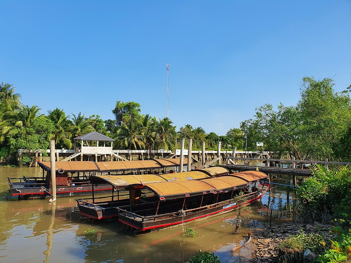 Cả tàu du lịch phục vụ khách tuyến ngắn cũng lên bờ do ảnh hưởng của dịch bệnh nCoV. Ảnh: Phan Thị Ngọc Trinh.
