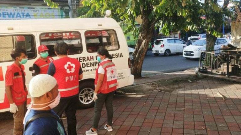 Gục chết bên đường sau khi nhiễm Covid-19 Gục chết bên đường sau khi nhiễm Covid-19