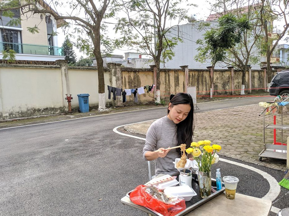 Phạm Hương tự tìm cho mình những niềm vui trong thời gian cách ly với thú cắm hoa, đọc sách, múa hát... Cô vẫn duy trì công việc kinh doanh riêng. Ảnh: NVCC.