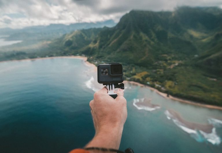 Travel blogger du lịch qua màn hình trong mùa dịch Travel blogger du lịch qua màn hình trong mùa dịch