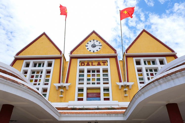 Nơi đây có nhiều kiến trúc phản ánh ảnh hưởng của Pháp như Ga Đà Lạt, nơi được xây dựng vào những năm 1930. Bên cạnh đó, kiểu kiến trúc kỳ lạ như Crazy House - Biệt thự Hằng Nga với hình dạng uốn lượn và màu sắc tươi sáng cũng là nơi thú vị để tham quan. Ảnh: Giang Huy.