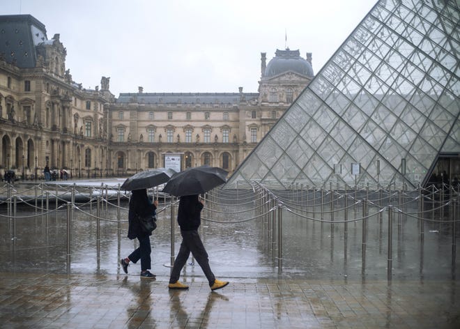 Paris dong cua bao tang Louvre nham ngan chan dich Covid-19 hinh anh 1 dich.jpg