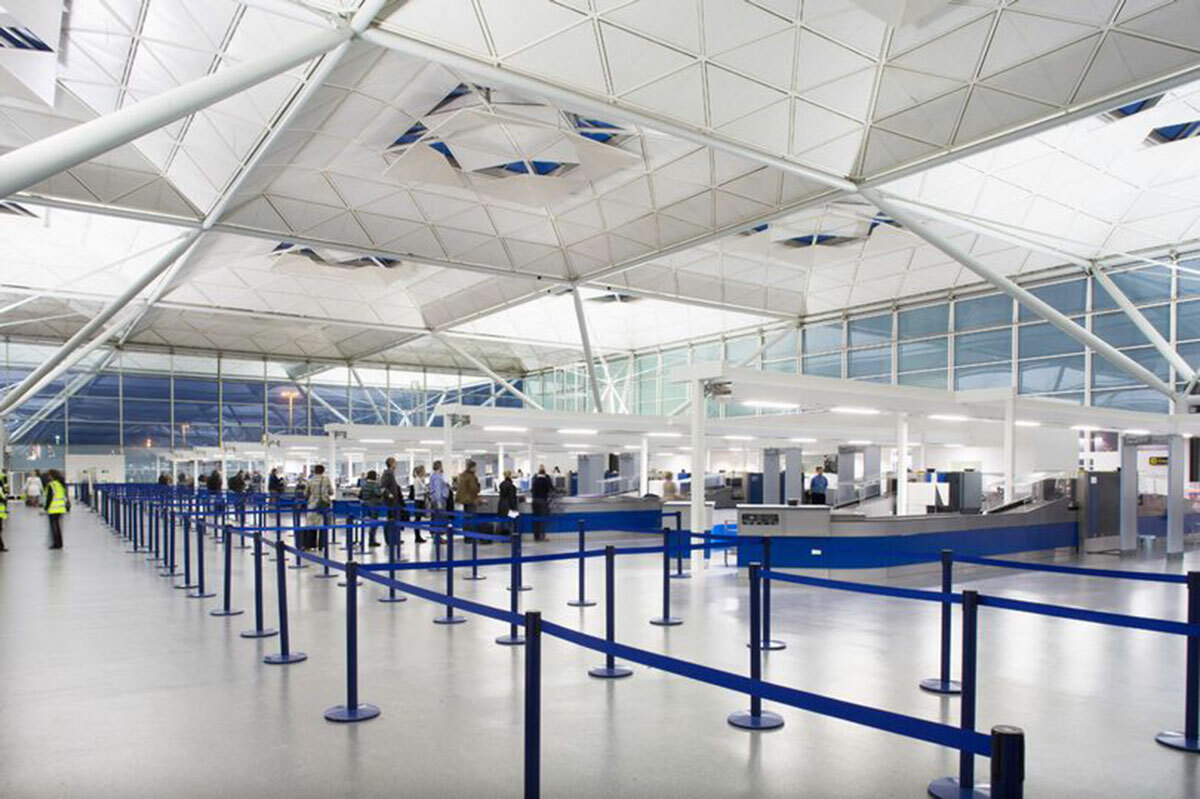 Những người quản lý sân bay Stansted cũng vừa đưa ra thông báo về việc họ sẽ áp dụng chế độ nghỉ phép hàng năm với mỗi nhân viên, giảm giờ làm, cắt giảm lương tạm thời và nghỉ việc tạm thời nhằm đối phó với sự suy thoái kinh tế do Covid-19. Ảnh: Essex Live.