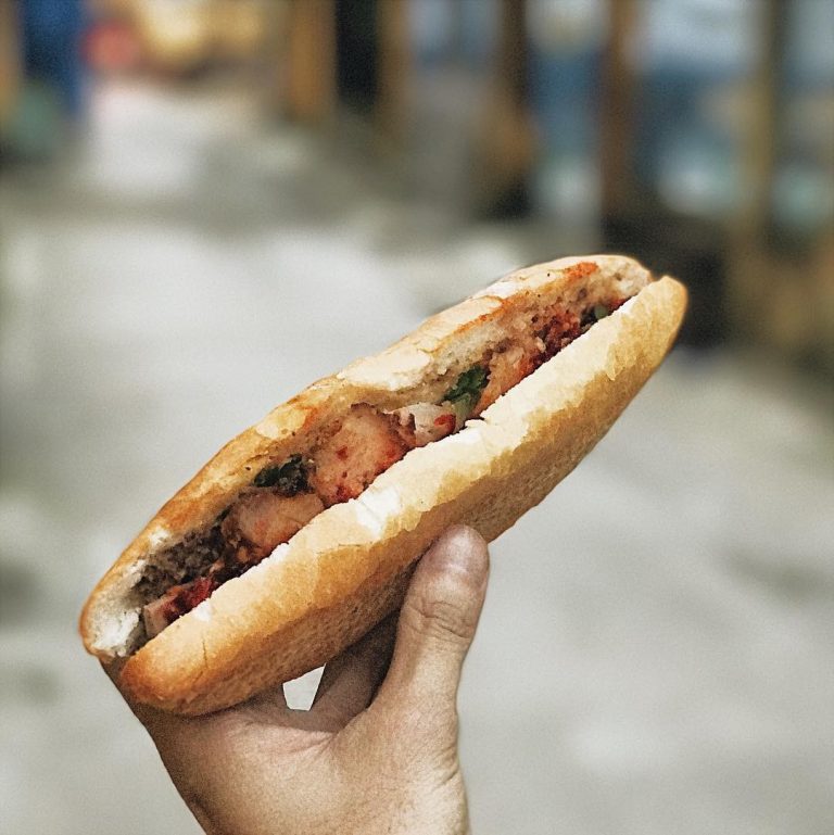 Bánh mì Hội An không chỉ có Phượng hay Madam Khánh, đến 4 quán này vẫn có bánh ngon ăn mà không phải xếp hàng Bánh mì Hội An không chỉ có Phượng hay Madam Khánh, đến 4 quán này vẫn có bánh ngon ăn mà không phải xếp hàng