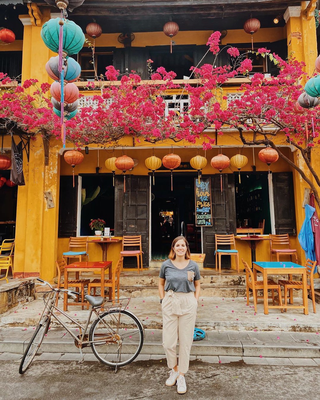 Ngam Hoi An mua hoa giay qua loat anh check-in cua gioi tre hinh anh 3 giay3.jpg