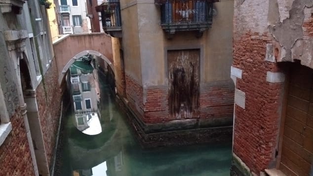 Venice tim lai bau troi xanh, mat nuoc trong vat giua mua dich hinh anh 1 http_cdn.cnn.com_cnnnext_dam_assets_200316111015_venice_canals_cleaner.jpg