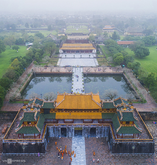 Nằm giữa trung tâm thành phố, kinh thành Huế mô phỏng theo kiến trúc Tử Cấm Thành vẫn nguy nga tráng lệ. Ảnh: Dang Khoa.