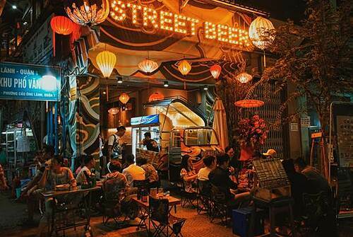 Nhà hàng Streetbeer Đại Việt mang phong cách cổ kính.