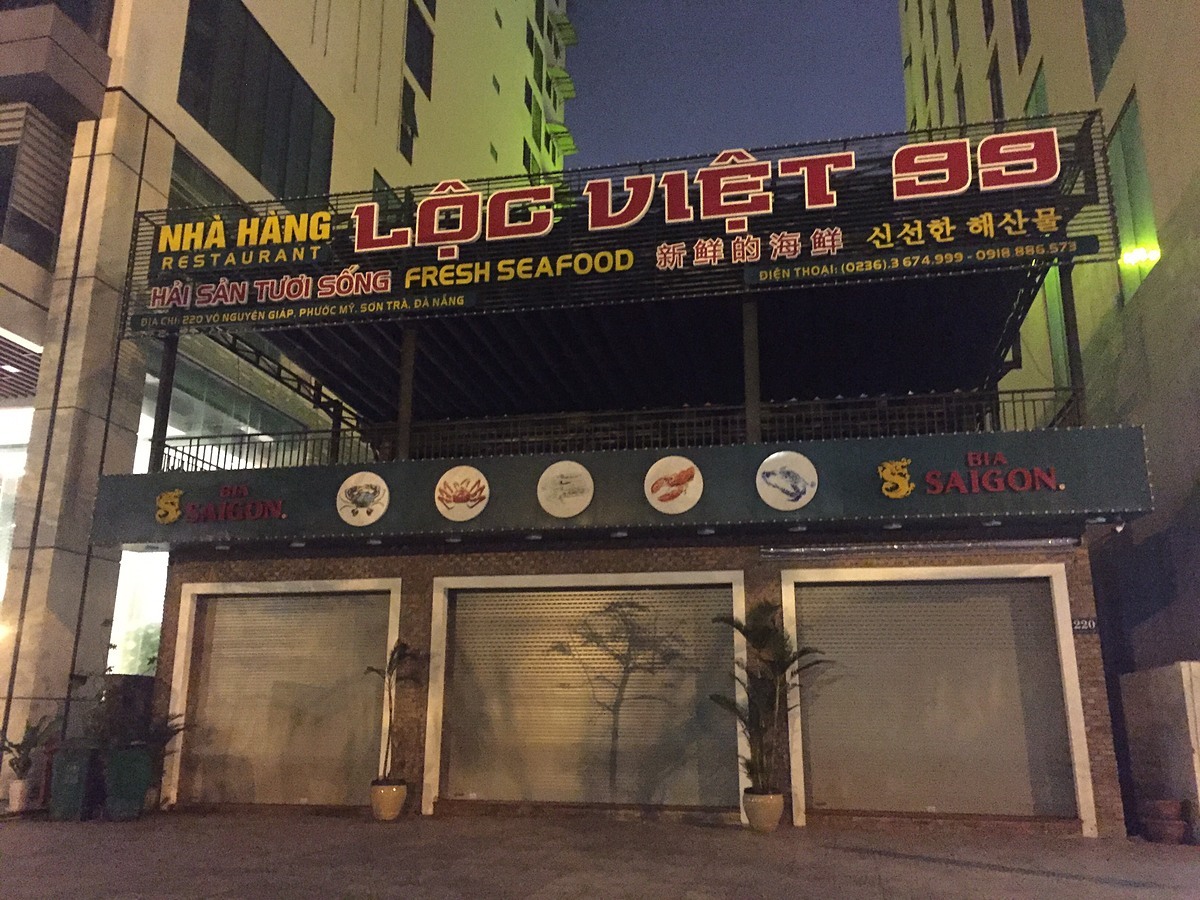 Ở một số địa phương khác như Đà Nẵng tình hình cũng tương tự như vậy. Hàng loạt nhà hàng dọc bên đường Phạm Văn Đồng (Q. Sơn Trà) đã chủ động đóng cửa từ nhiều ngày qua dù chính quyền chưa đưa ra khuyến cáo. Ảnh chụp tối 25/3. Ảnh: Nguyễn Nam.