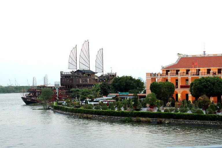 Nhà hàng du lịch khốn đốn
