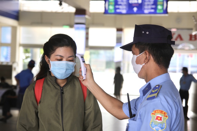 Bến xe miền Đông thắt chặt kiểm tra y tế trước giờ cách ly toàn xã hội Bến xe miền Đông thắt chặt kiểm tra y tế trước giờ cách ly toàn xã hội