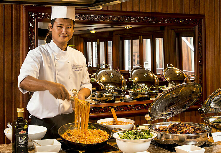 Bữa sáng cho khách là tiệc buffet. Bữa trưa là tiệc với các món khai vị và tráng miệng tự chọn như súp, salad, món chính được phục vụ tại bàn. Bữa tối khách được phục vụ từng món tại bàn. Nguyên liệu các món ăn được nhập tươi mới từ địa phương nơi du thuyền cập bến, do đầu bếp địa phương chế biến. Đa số các món thuộc kiểu Á, Âu và chay. Ảnh: Pandaw.