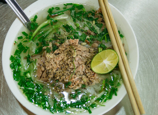 Tác giả đánh giá phở Gia Truyền Bát Đàn là nơi bạn có thể tìm thấy món phở ngon nhất Việt Nam. Ảnh: The Culture Trip.