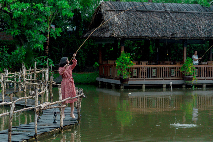 Du khách trải nghiệm câu cá ở Bình Quới. Đây là một trong những hoạt động thú vị mang đến cho du khách những cung bậc cảm xúc khó quên.