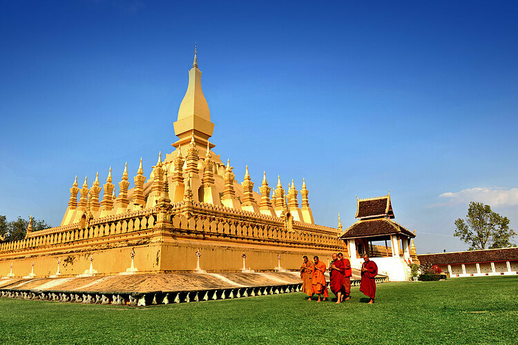 Việc khai thác đường bay Viêng Chăn - Đà Nẵng sẽ góp phần thúc đẩy du lịch của hai địa phương. Tuy nhiên, hiện nay Lao Airline đã thông báo hoãn khai thác đường bay do ảnh hưởng của dịch Covid-19. Trong ảnh là điểm đến Thạt Luổng, một điểm tham quan nổi tiếng của Viêng Chăn (Lào). Ảnh: Shutterstock.