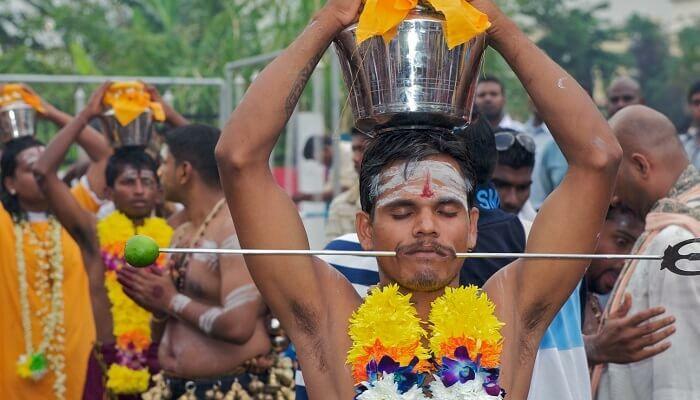 Tín đồ Hindu tỏ lòng thành kính trong lễ hội. Ảnh: Sindhu Pandey.