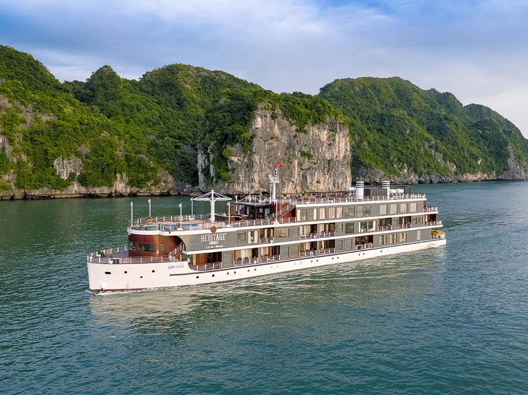 Tàu du lịch ‘đắp chiếu’ Tàu du lịch ‘đắp chiếu’