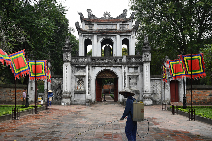 Văn Miếu Quốc Tử Giám ngừng đón khách để phun tiêu độc, khử trùng. Ảnh: Giang Huy.