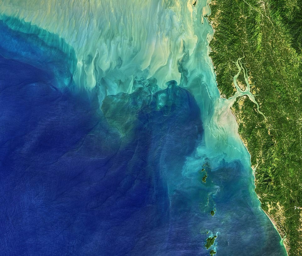 Trai Dat muon hinh van trang nhin tu tram khong gian hinh anh 8 26732146_8181215_This_satellite_image_from_November_2019_shows_the_Andaman_Sea_ne_a_117_1585925355625_1_.jpg