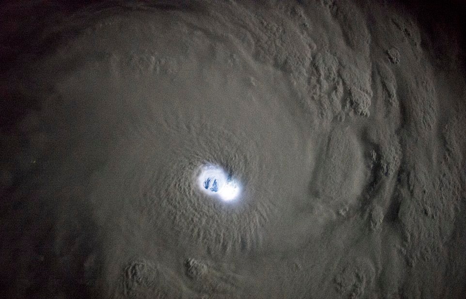 Trai Dat muon hinh van trang nhin tu tram khong gian hinh anh 6 26732148_8181215_Taken_by_astronauts_on_the_International_Space_Station_this_imag_a_121_1585925355669_1_.jpg