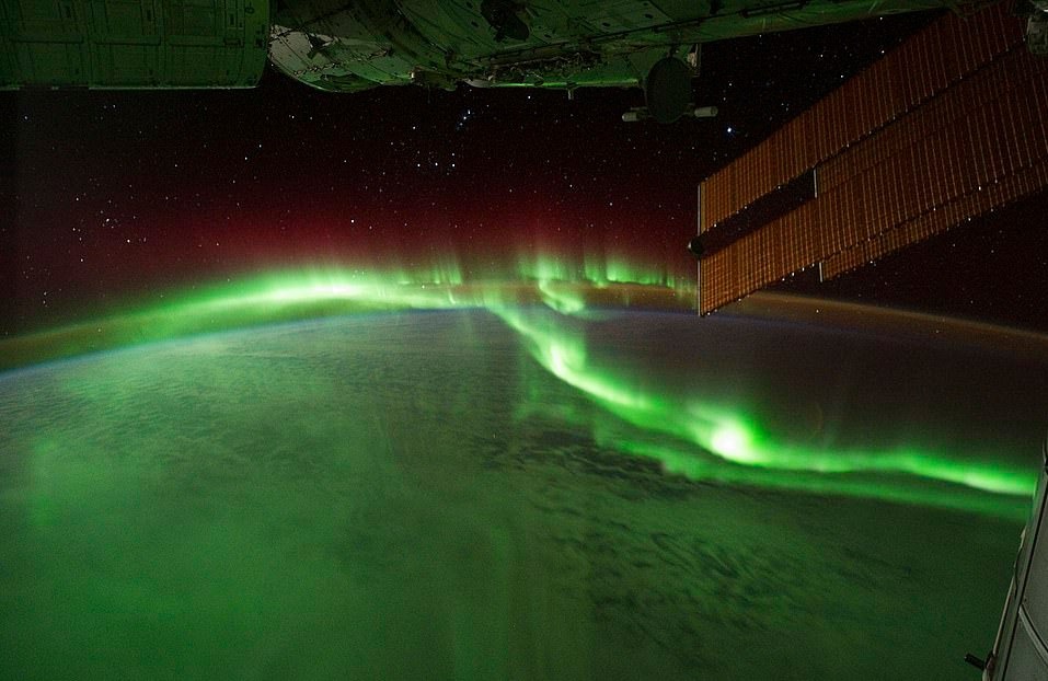 Trai Dat muon hinh van trang nhin tu tram khong gian hinh anh 4 26759980_8181215_Astronauts_on_the_International_Space_Station_shot_this_dramatic_a_105_1585925355582_1_.jpg