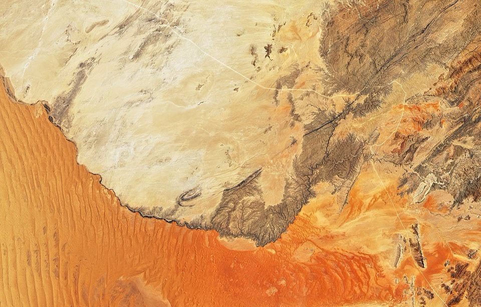 Trai Dat muon hinh van trang nhin tu tram khong gian hinh anh 24 26759984_8181215_This_fascinating_image_shows_the_abrupt_transition_of_sand_dunes_a_107_1585925355585_1_.jpg