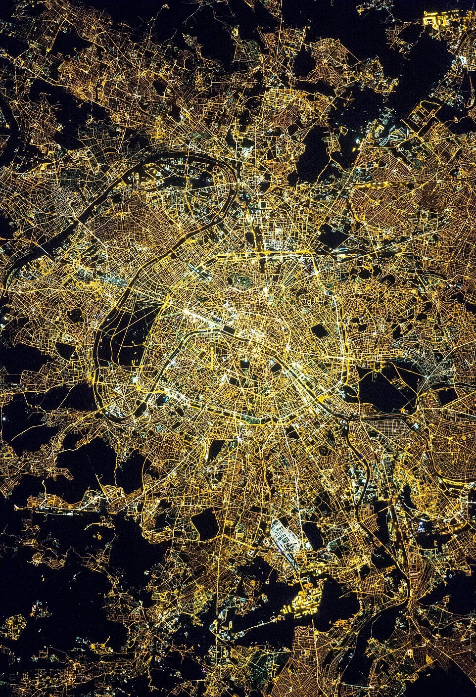 Trai Dat muon hinh van trang nhin tu tram khong gian hinh anh 18 26759990_8181215_Astronauts_aboard_the_International_Space_Station_took_this_spec_a_101_1585925355569_1_.jpg