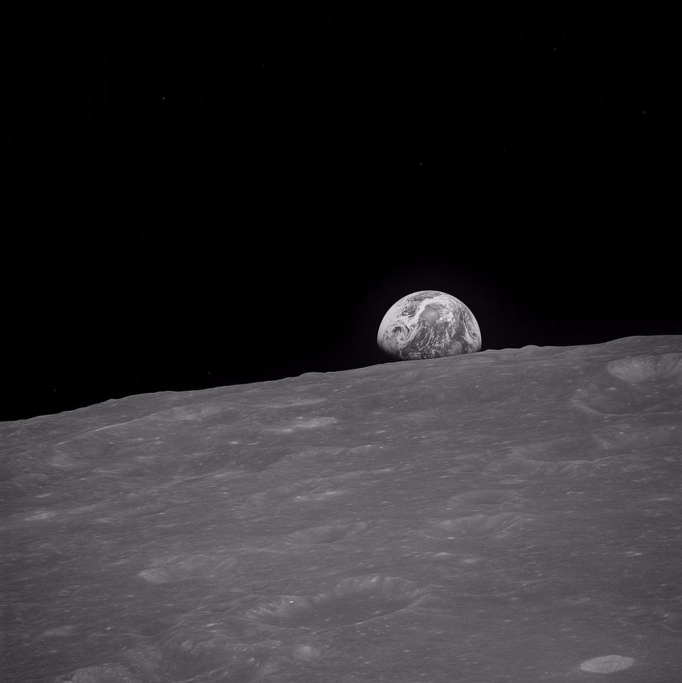 Trai Dat muon hinh van trang nhin tu tram khong gian hinh anh 15 26759996_8181215_This_incredible_black_and_white_photo_taken_by_the_crew_of_Apoll_a_102_1585925355571_1_.jpg