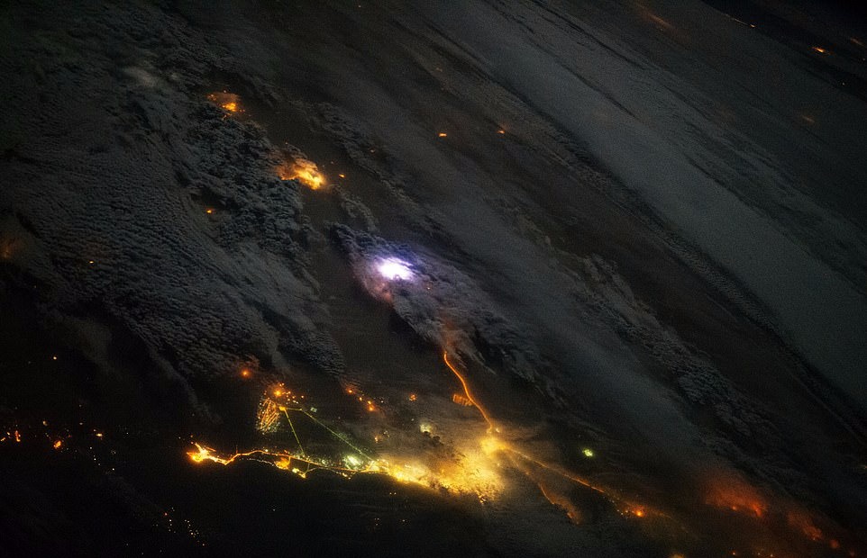 Trai Dat muon hinh van trang nhin tu tram khong gian hinh anh 7 26760000_8181215_An_astronaut_on_the_International_Space_Station_snapped_this_ima_a_99_1585925355561_1_.jpg